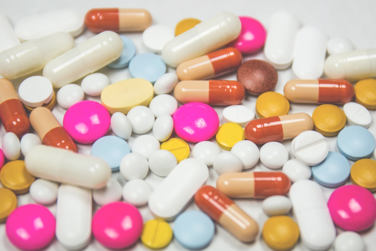 Cápsulas de suplementos de vitamina K2 sobre una superficie natural