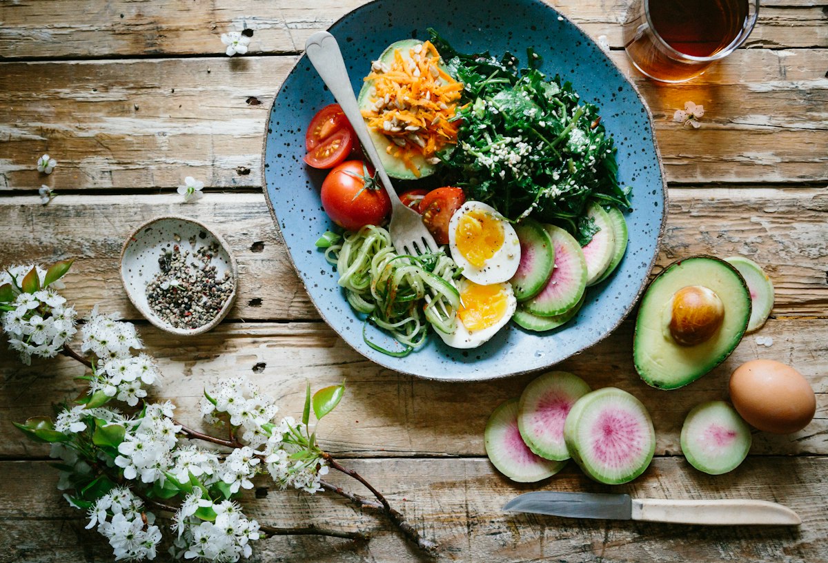 Batido de proteína vegetal con frutas y semillas, ideal para una dieta saludable