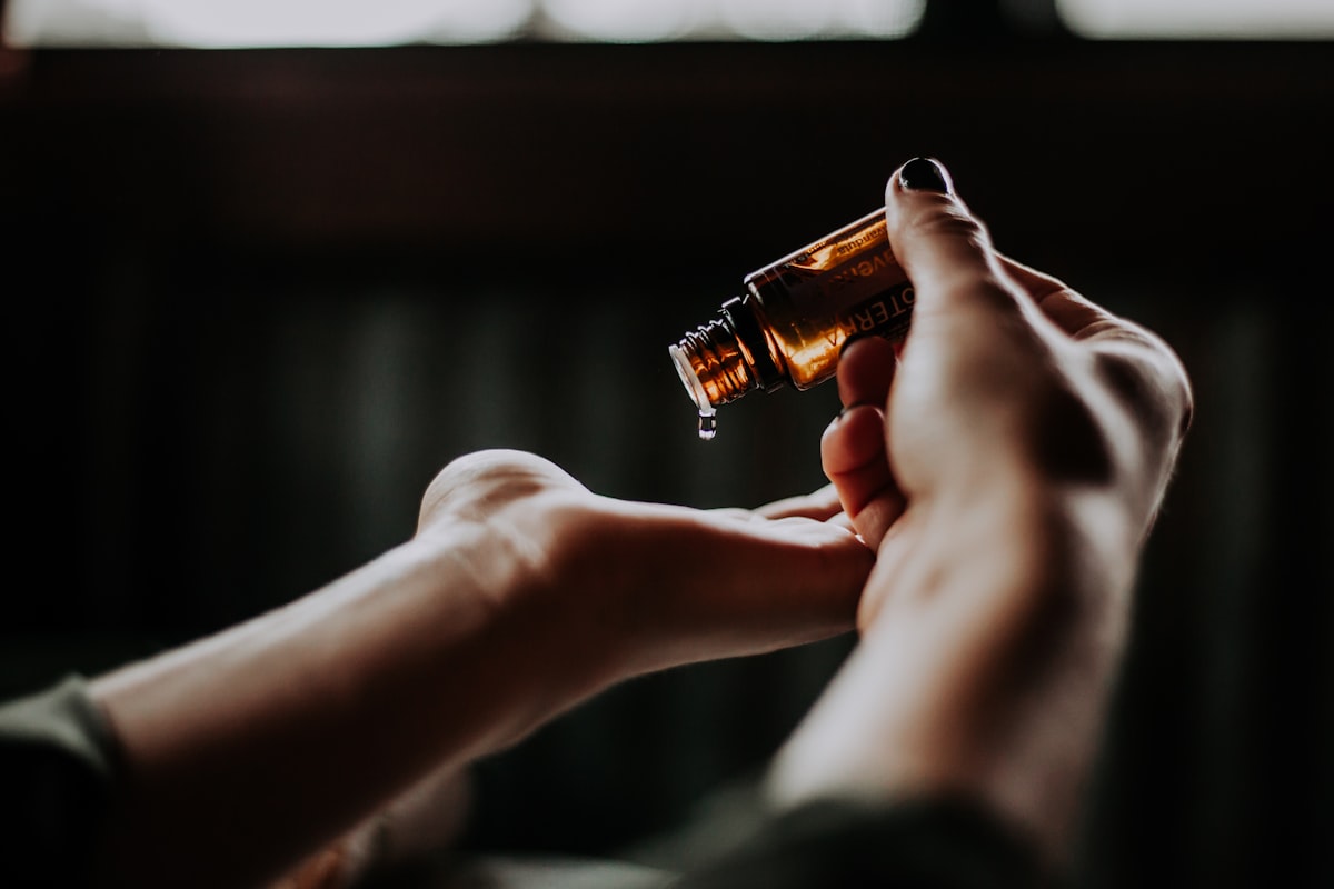 Raíz y polvo de ashwagandha sobre una superficie de madera natural