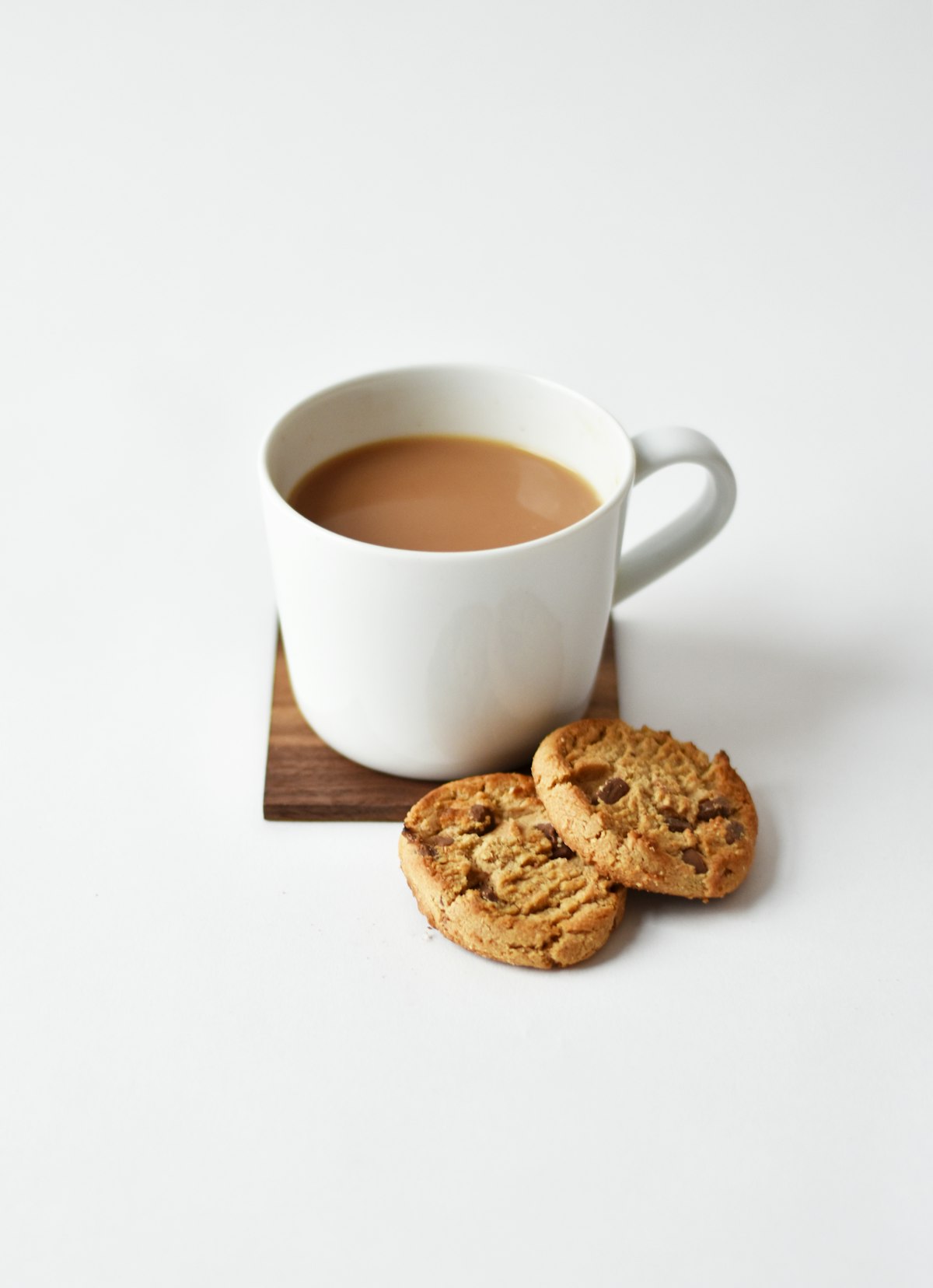 Taza de infusión natural de jengibre y limón para mejorar la digestión