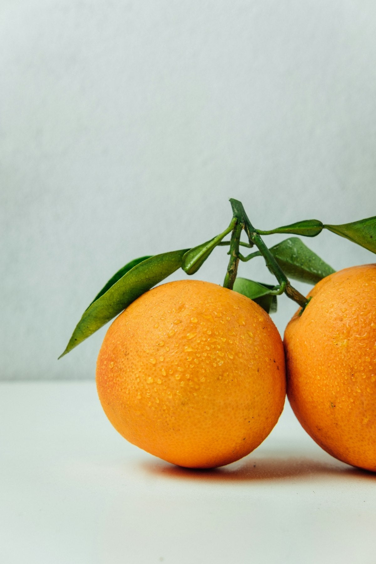 Frutas cítricas ricas en vitamina C: naranjas, limones y pomelos frescos