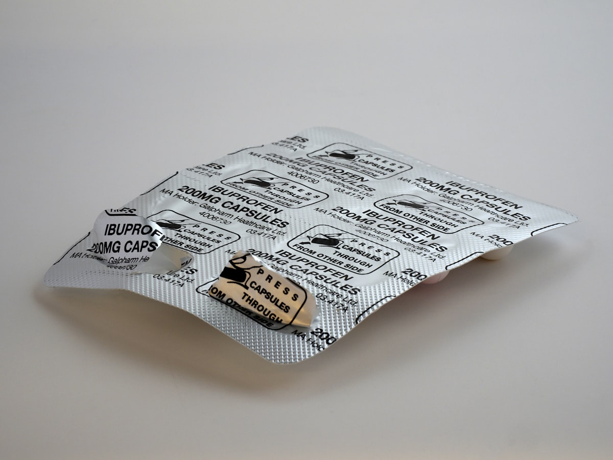 Cápsulas de complejo de vitamina B sobre fondo natural