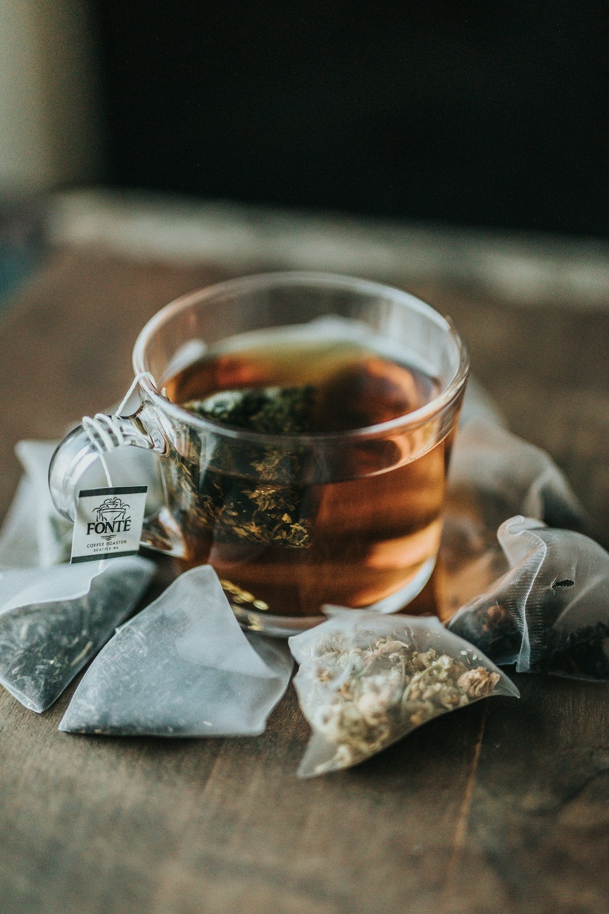 Taza de infusión relajante de hierbas para ayudar a dormir mejor