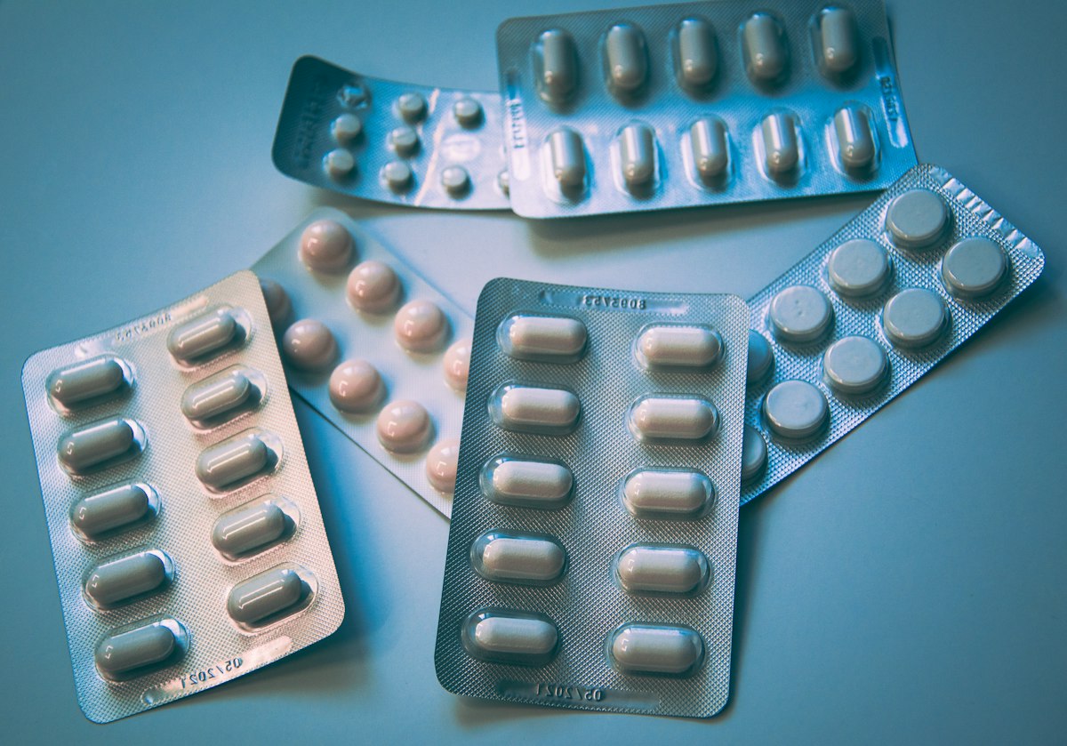 Cápsulas y suplementos naturales sobre una mesa para el cuidado de la salud