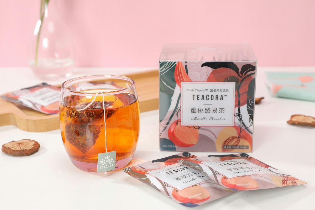 Flores blancas de manzanilla con centro amarillo en un campo