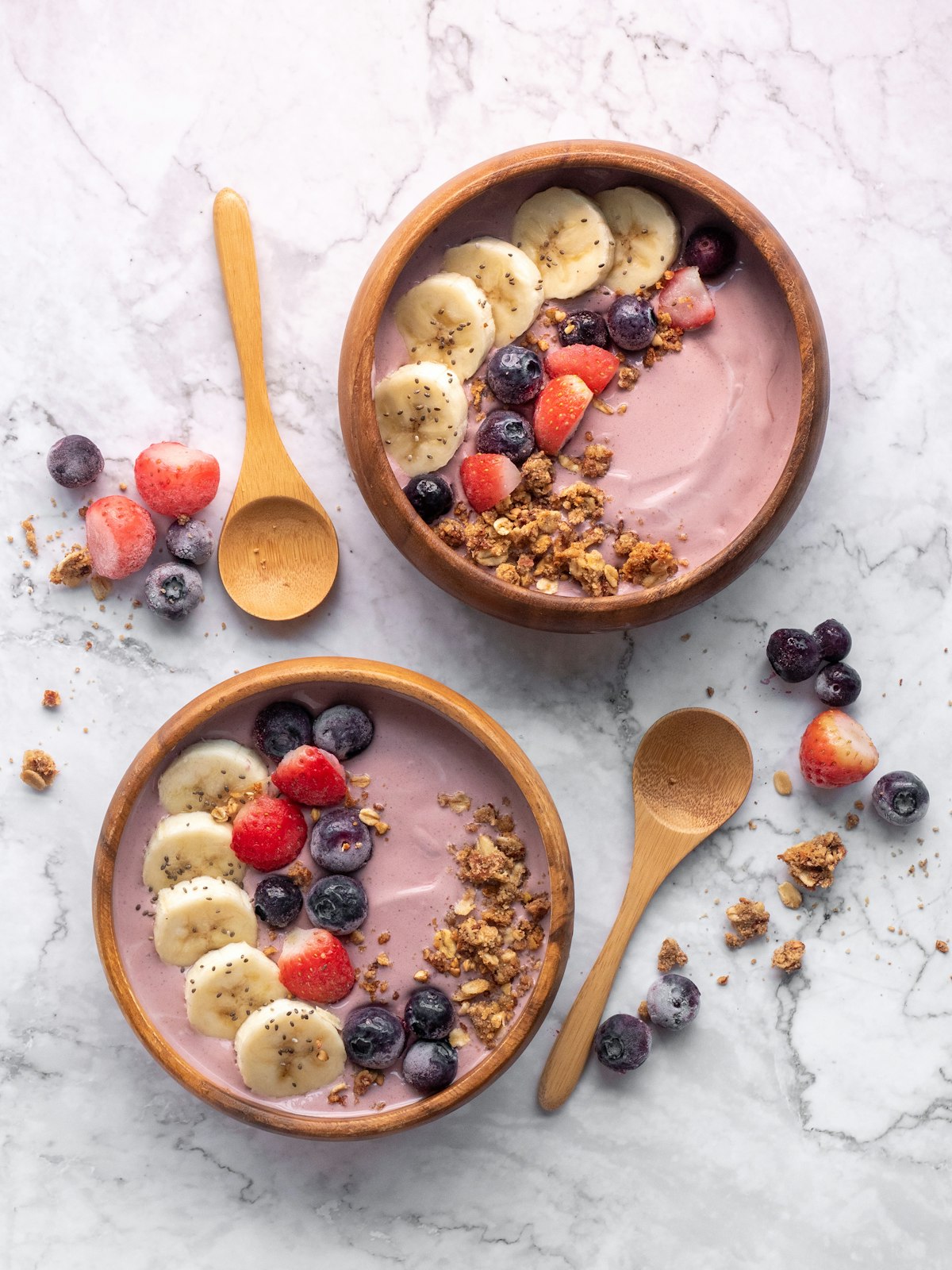 Bol de yogur natural, un alimento rico en probióticos para cuidar la microbiota intestinal