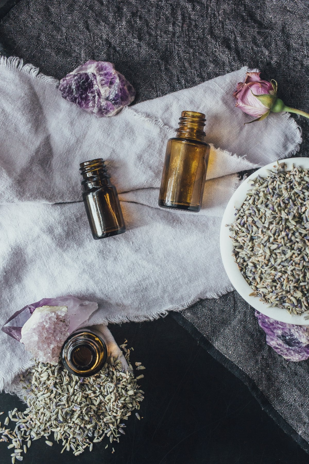 Botellas de aceites esenciales con lavanda sobre una mesa
