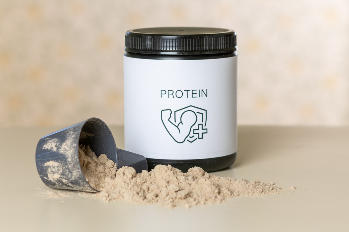 Bote de proteína en polvo con cuchara medidora, suplemento de nutrición deportiva